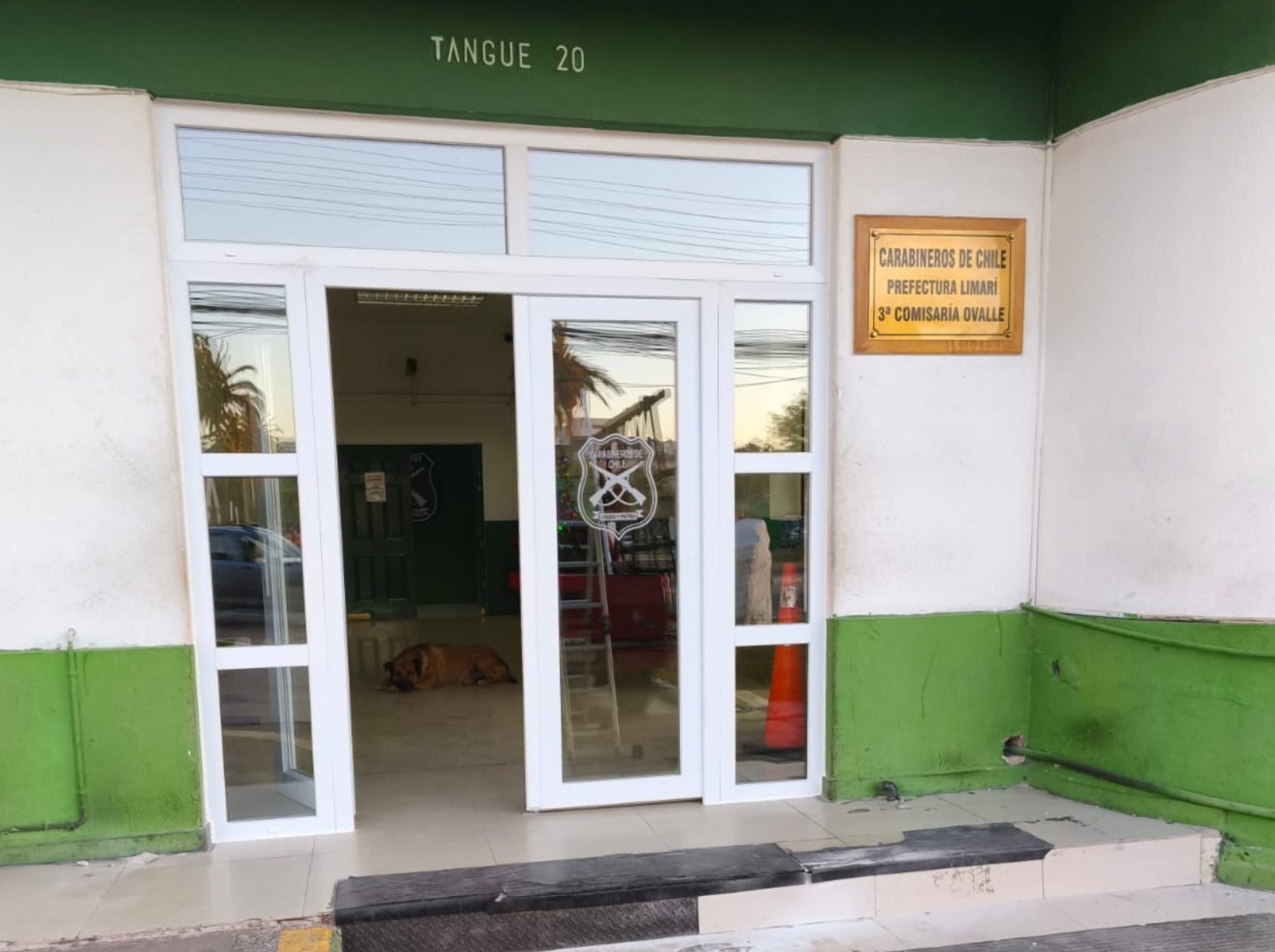 Mampara, fijo y puerta de acceso en PVC en la 3ra Comisaría de Ovalle