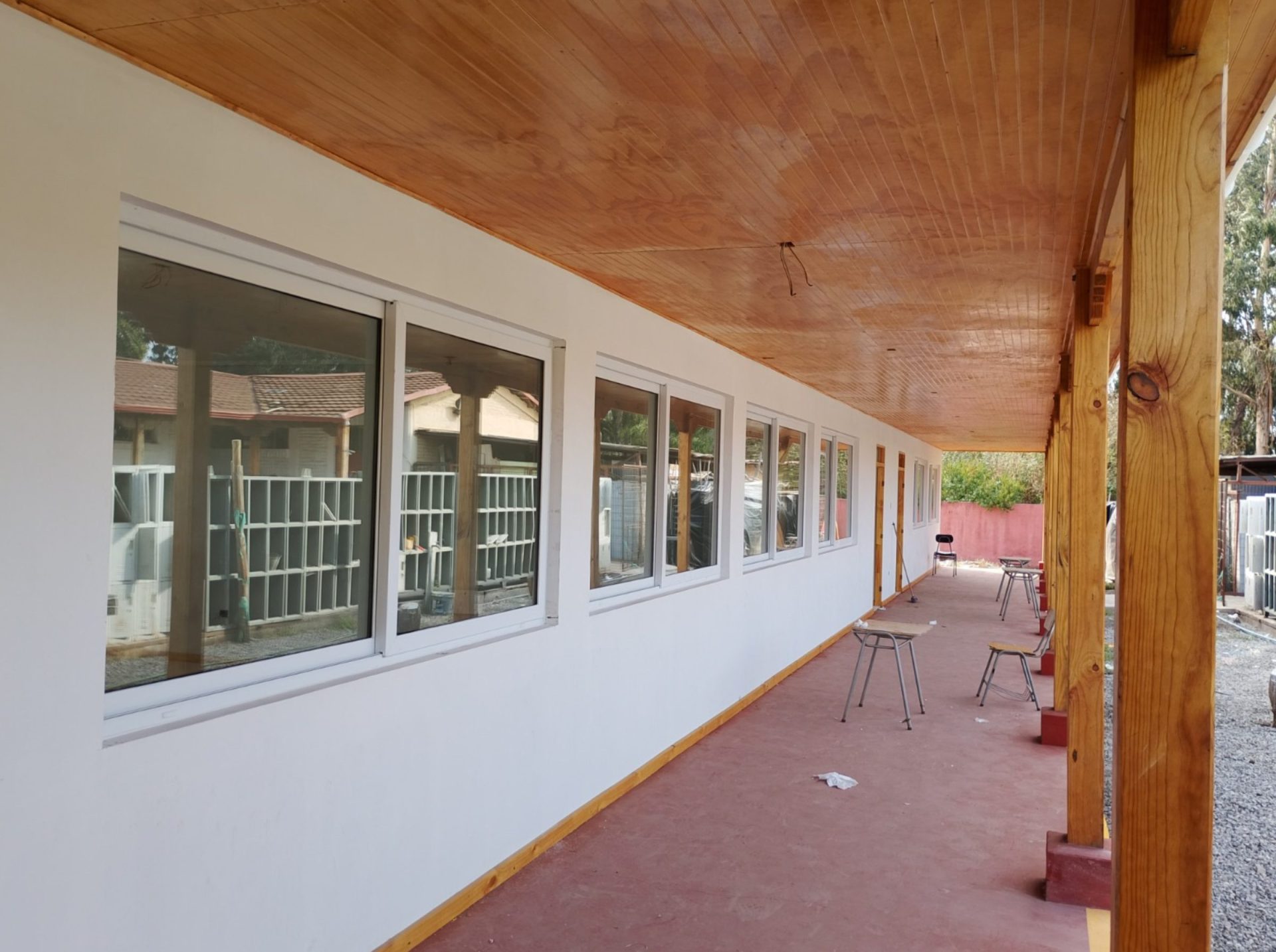 Instalación de ventanas de PVC con termopanel en la Escuela Javiera Carrera, El Monte